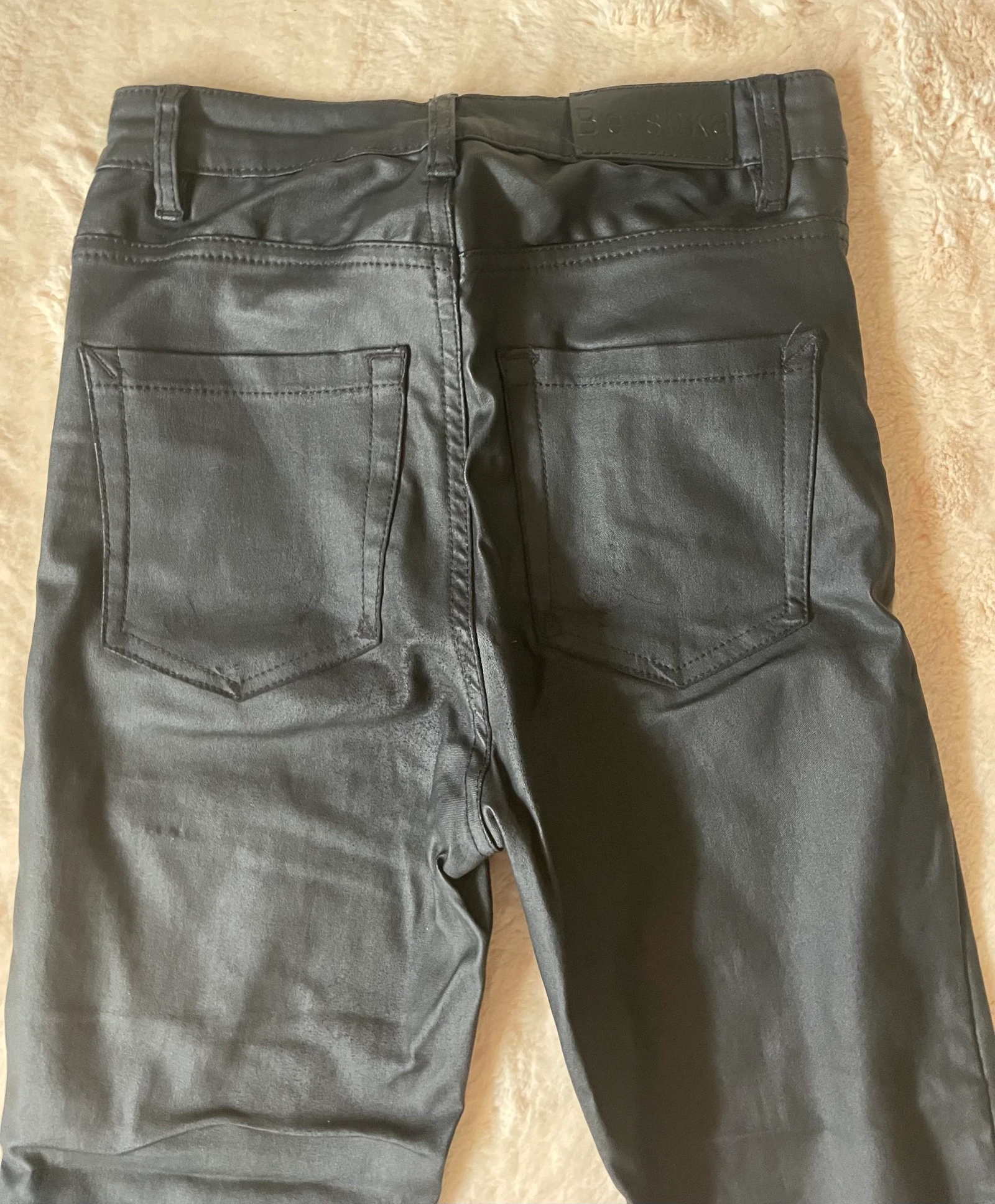 Zwarte Bershka kunstleren flare cropped broek – photo 7